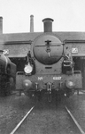 165300 Afbeelding van de stoomlocomotief nr. 6227 (serie 6200) van de N.S. bij de locomotiefloods te Maastricht.